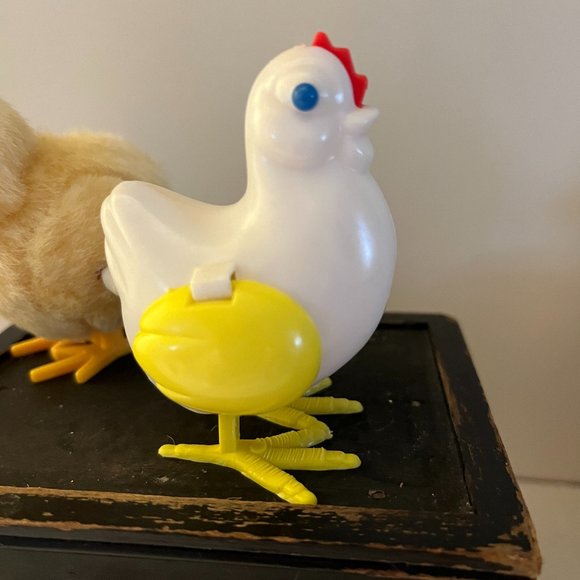 Wind-up Chick and Hen Laying Eggs - Picture 4 of 6